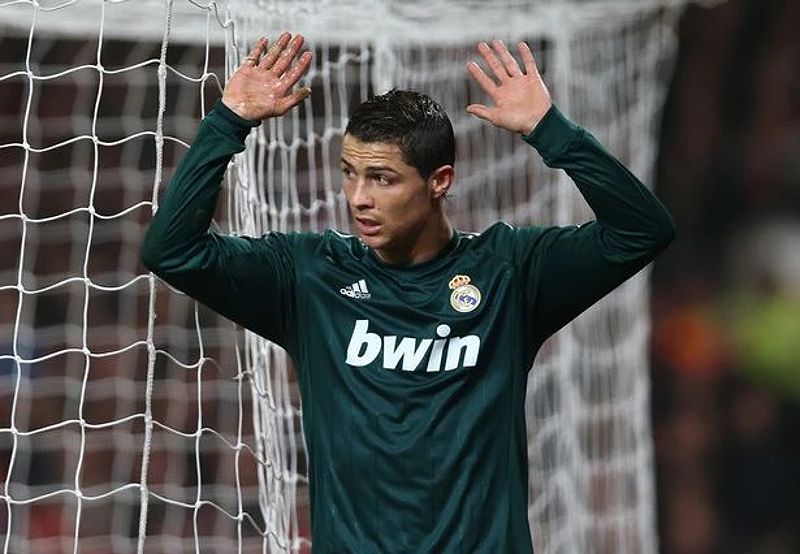 Ronaldo không ăn mừng bàn thắng vào lưới MU.