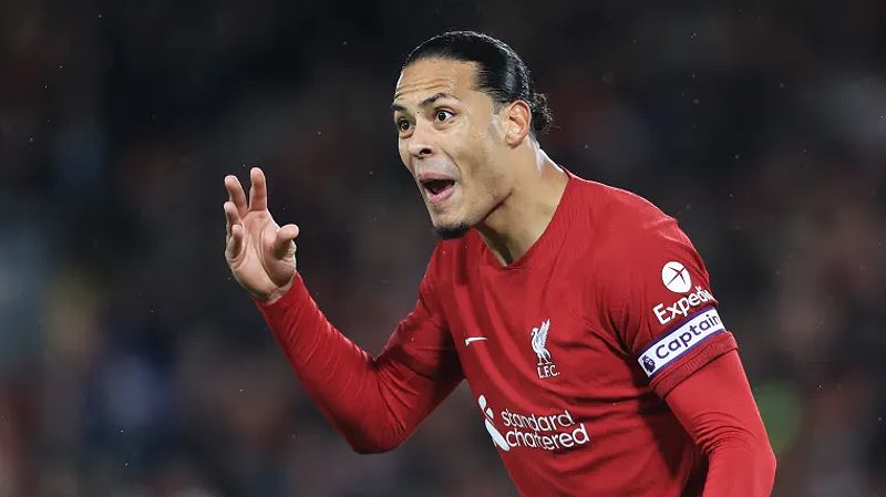 Virgil van Dijk trong trang phục Liverpool